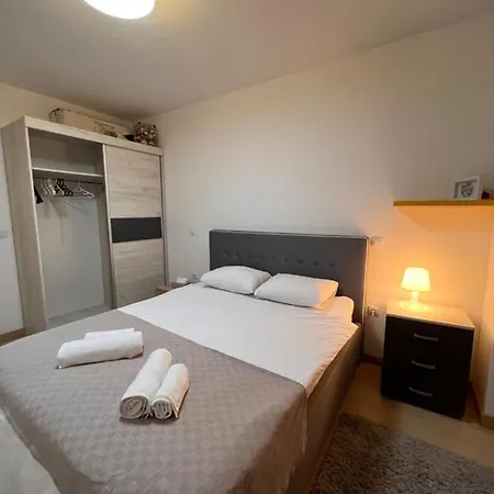 Modern Flatiron Apartment, Center