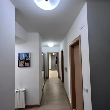 Modern Flatiron Apartment, Center Апартаменты Скопье