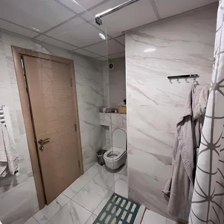 Modern Flatiron Apartment, Center Скопье