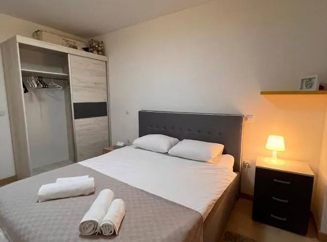 Modern Flatiron Apartment, Center